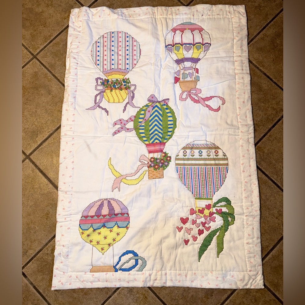 Hot air balloon baby blanket. There are 5 different hot air balloons - beautiful - Picture 3 of 11